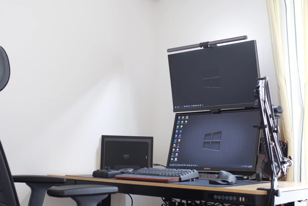 【上下配置】デュアルモニターを上下に設置するメリット・デメリットを紹介