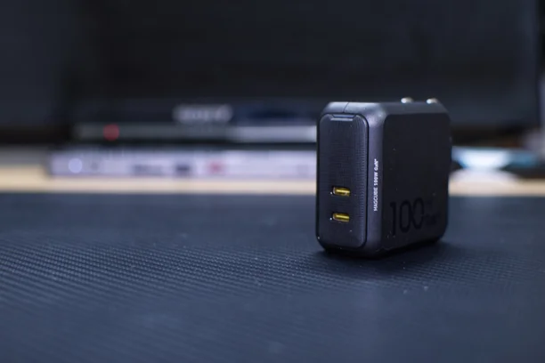 【AOHI MAGCUBE PD 100W】PCとiPad Proを同時に充電できる2ポート充電器をレビュー