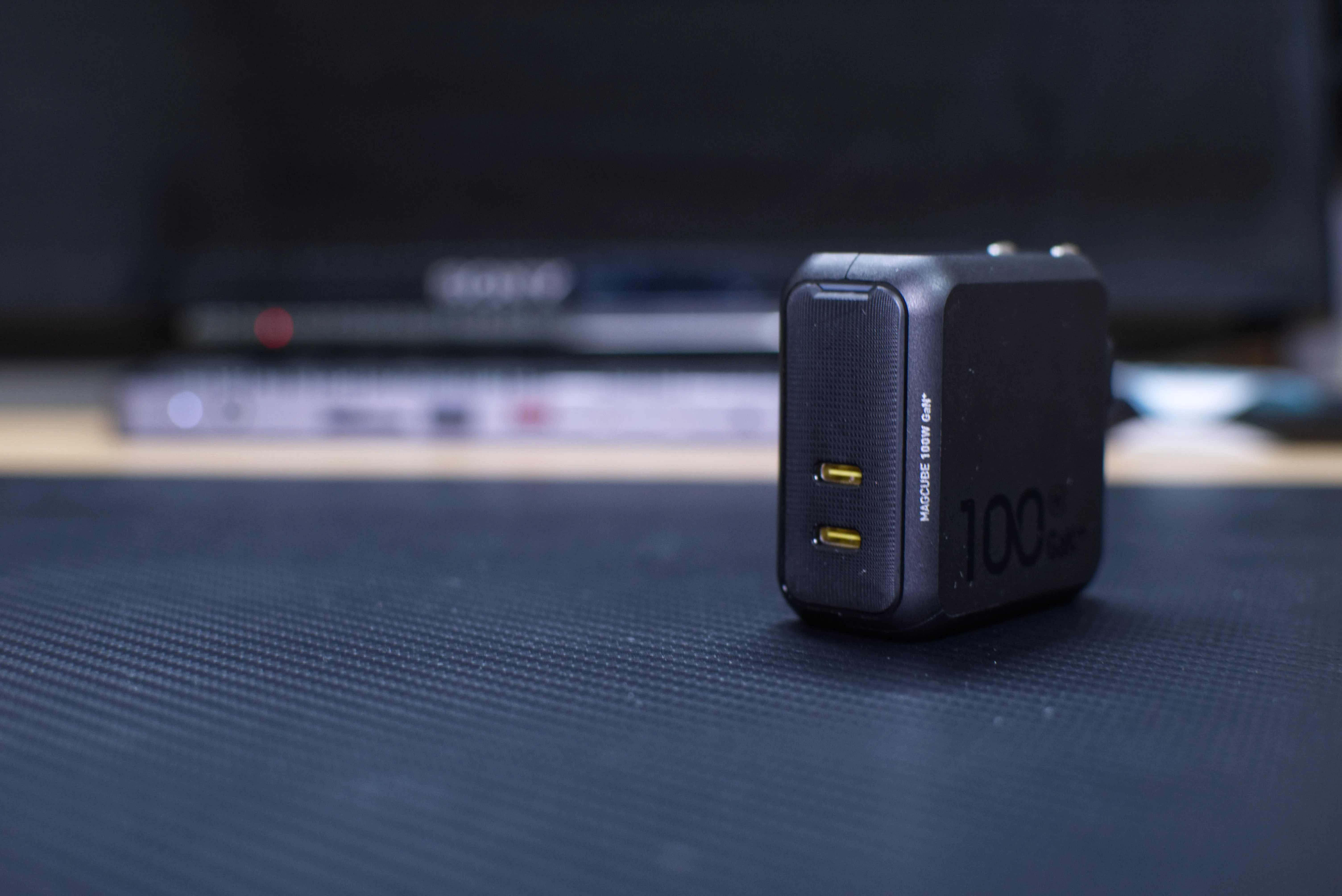 【AOHI MAGCUBE PD 100W】PCとiPad Proを同時に充電できる2ポート充電器をレビュー