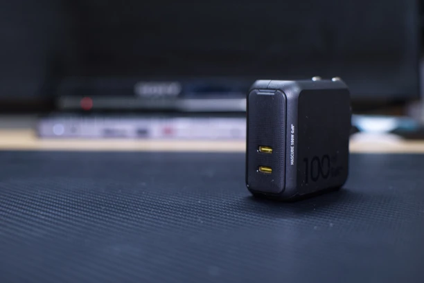 【AOHI MAGCUBE PD 100W】PCとiPad Proを同時に充電できる2ポート充電器をレビュー