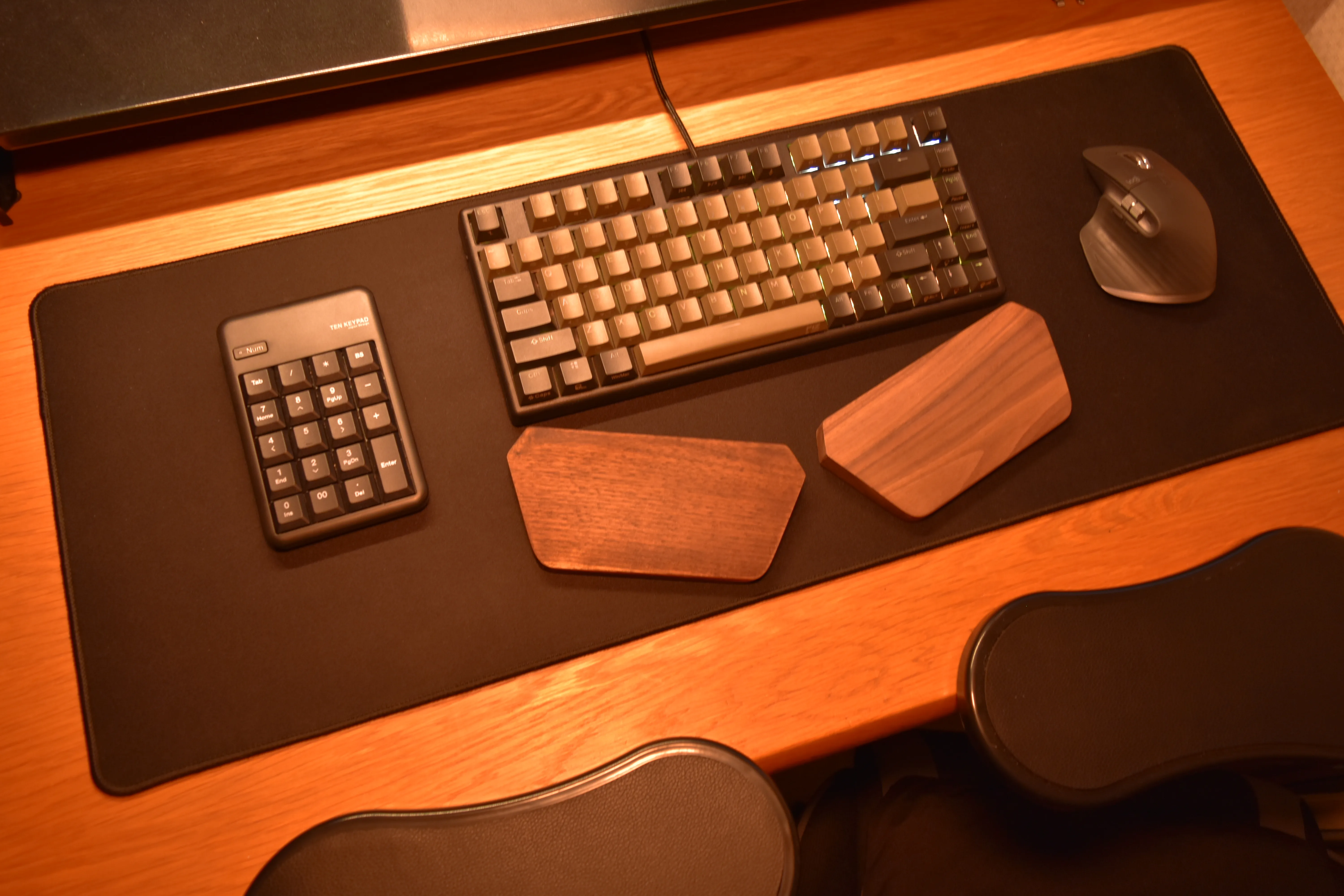 キーボード、テンキー、マウスを載せた黒い大型マウスパッド