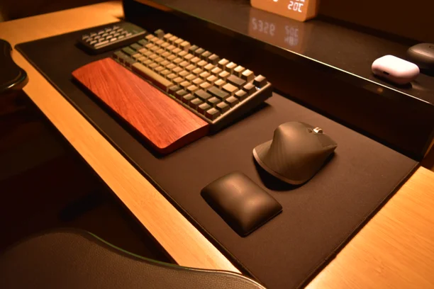 マウスの手前に置いたエレコム FITTIO ショートと、キーボードや木製パームレスト