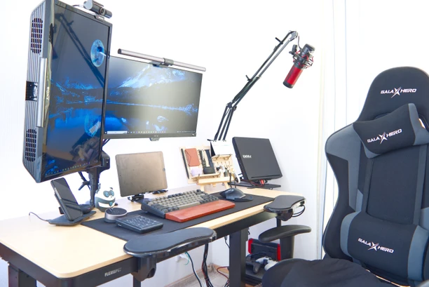 【2022年版デスクツアー】大学生によるモノに囲まれた趣味のためのデスク環境を紹介