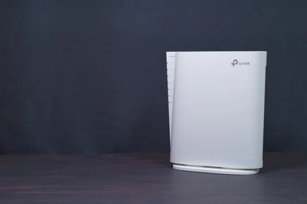 黒い背景の前に置いた白いTP-Link RE900XD
