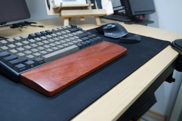 キーボードの手前に置いたHD-GEARの赤みのある木製パームレスト