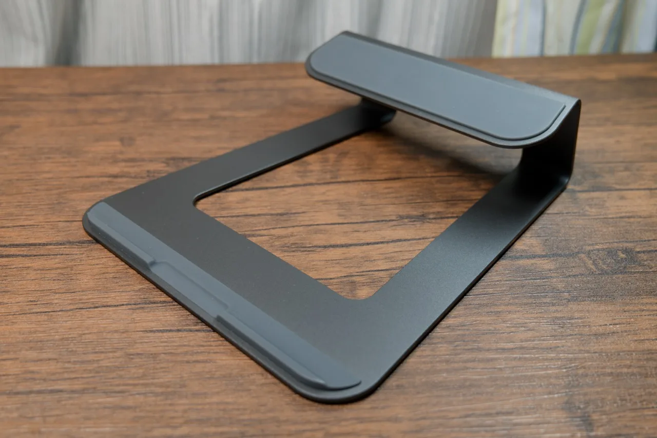 LOEノートパソコンスタンドを斜め正面から見た様子