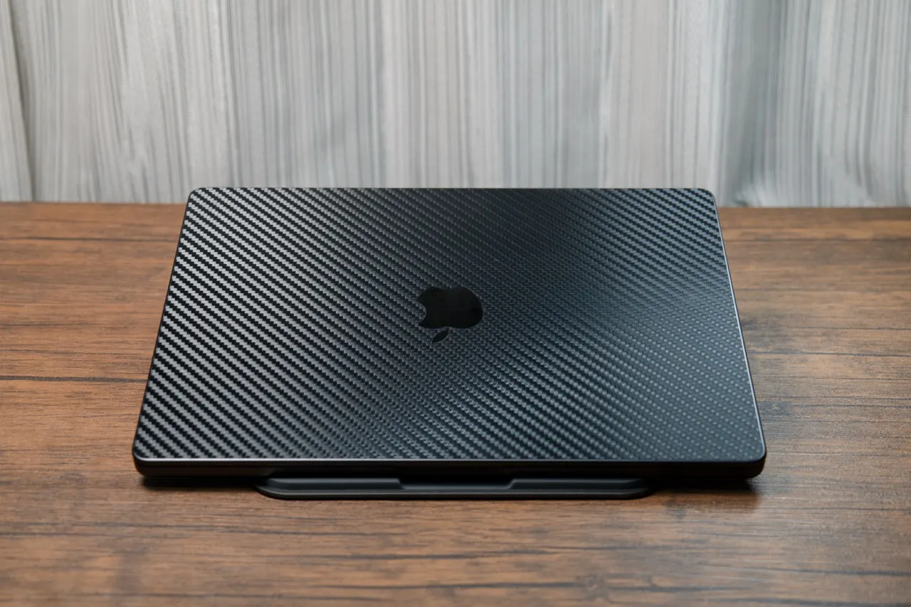 LOEノートパソコンスタンドに乗せるノートPC本体