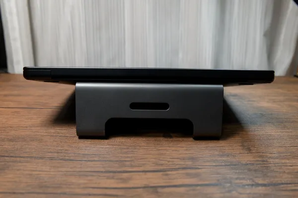 LOEノートパソコンスタンドにノートPCを乗せて正面から見た様子
