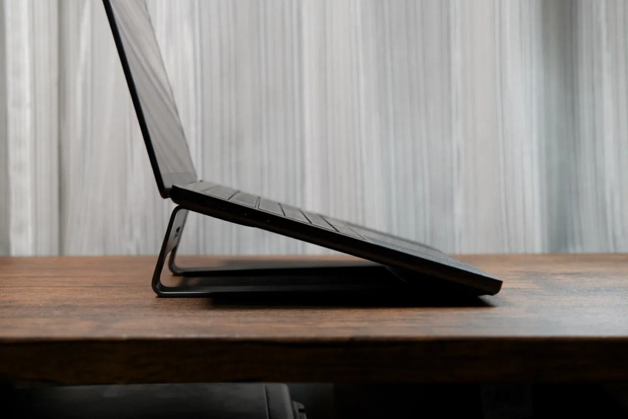 LOEノートパソコンスタンドにノートPCを乗せて横から見た様子
