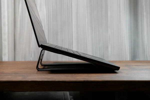 LOEノートパソコンスタンドにノートPCを乗せて横から見た様子