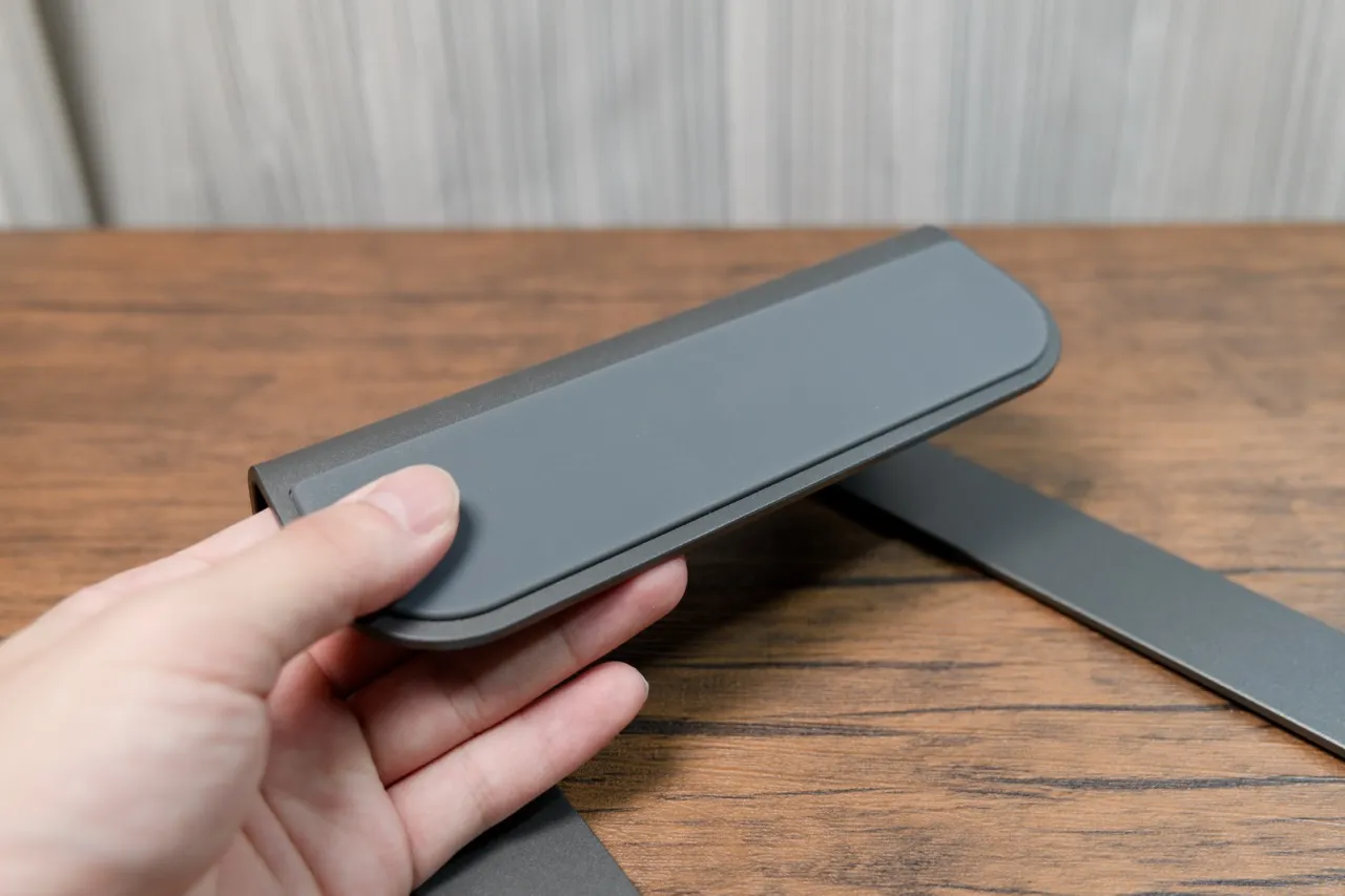 LOEノートパソコンスタンドを手で持って質感を確認しているところ