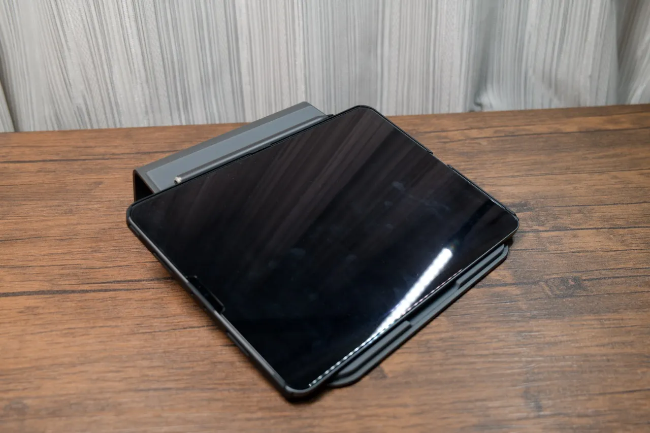 LOEノートパソコンスタンドを折りたたんでノートPCの上に置いた様子