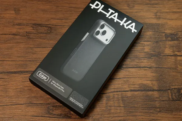 PITAKA Edge Caseのパッケージ。黒い箱に製品の装着イメージとPITAKAロゴが入っている