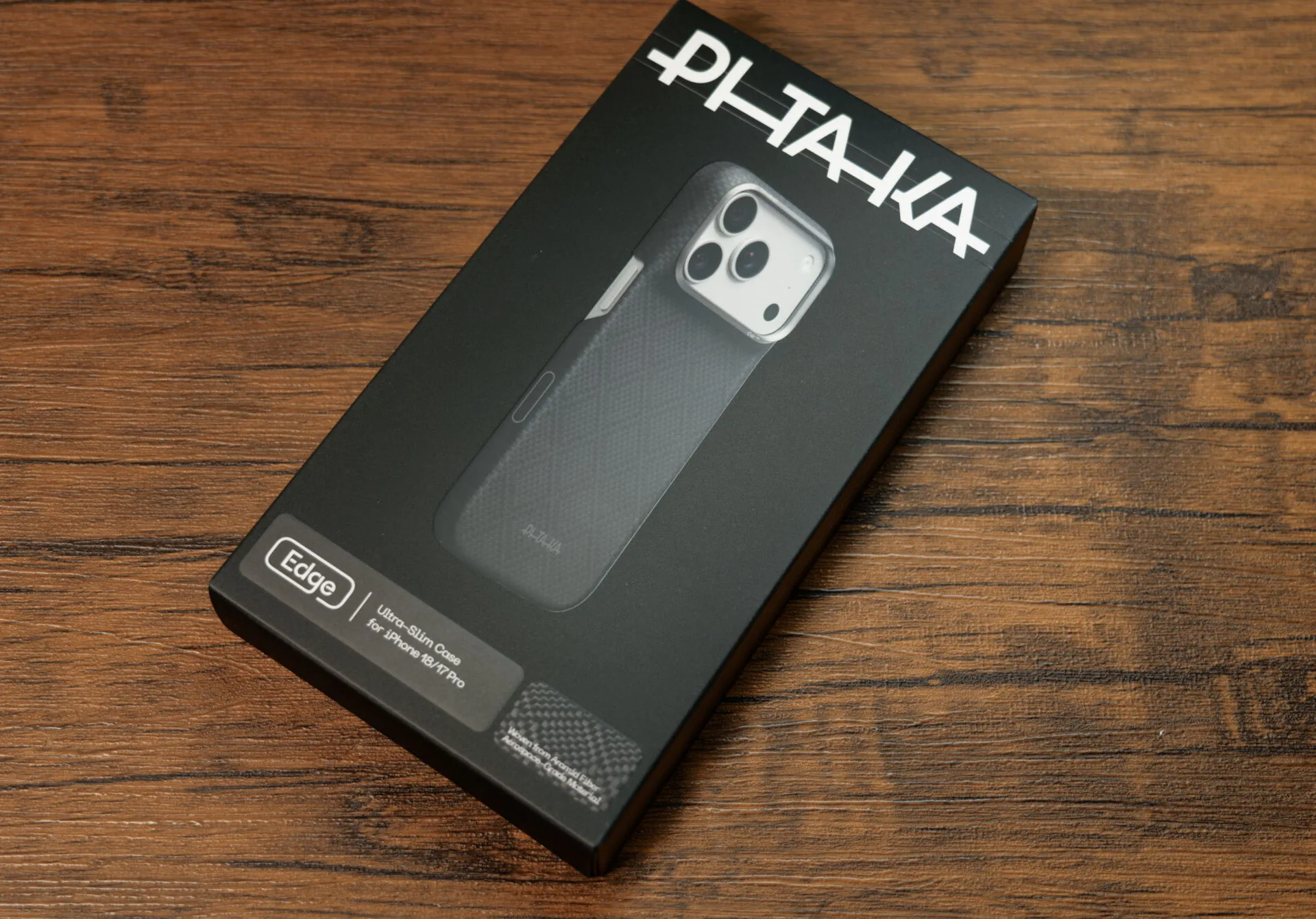 PITAKA Edge Caseのパッケージ。黒い箱に製品の装着イメージとPITAKAロゴが入っている