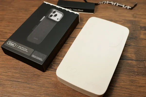 開封したPITAKA Edge Caseの箱と、クリーム色の内箱