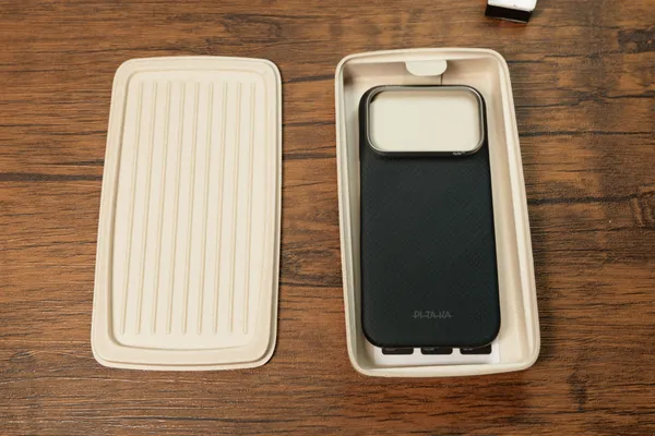 内箱に入ったPITAKA Edge Case本体と、同梱の厚み調整用シール