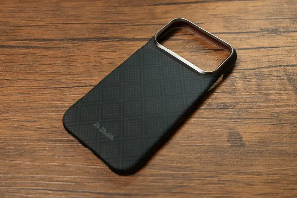 PITAKA Edge Case単体。ダイヤ柄のアラミド繊維と金属製カメラベゼル