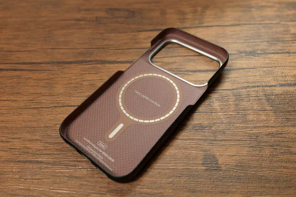 PITAKA Edge Caseの内側。焦茶色でMagSafeのマグネットリングが見える