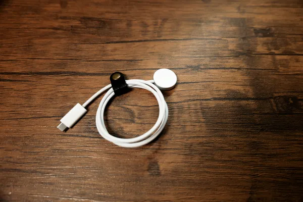 Apple純正のApple Watch磁気高速充電ケーブル（USB-C）を束ねた状態