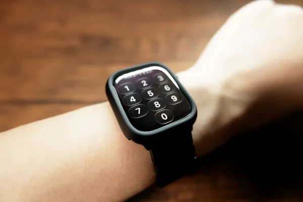 NIMASOフィルムを貼ったApple Watch Series 12のパスコード画面