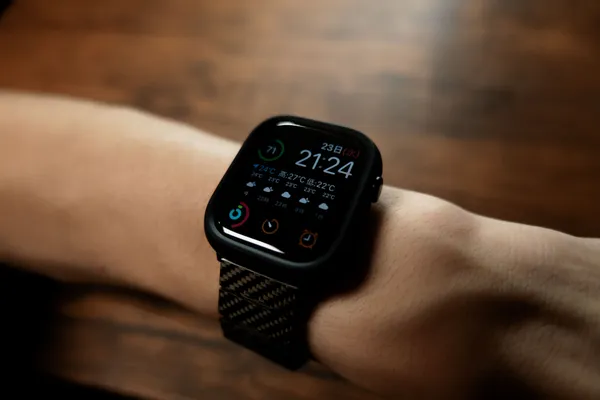 NIMASOフィルムを貼ったApple Watch Series 12の文字盤。腕に着けた状態