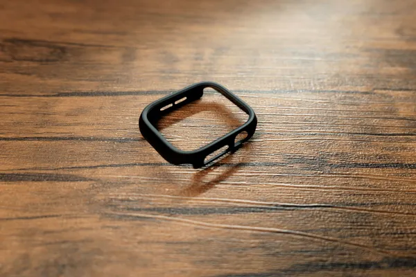 NIMASO Apple Watch Series 12用ケース(ブラック)を机に置いた写真
