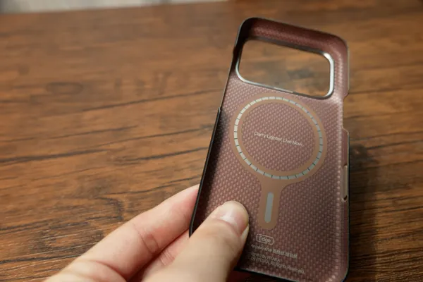 PITAKA Edge Caseの内側（MagSafe用マグネットの印字）を手に持って見せているところ