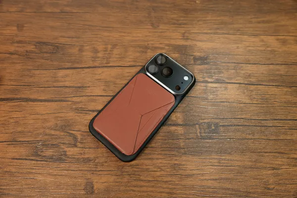 PITAKAケースを付けたiPhone 18 Proの背面にMOFT Snap-Onスタンドを付けたところ