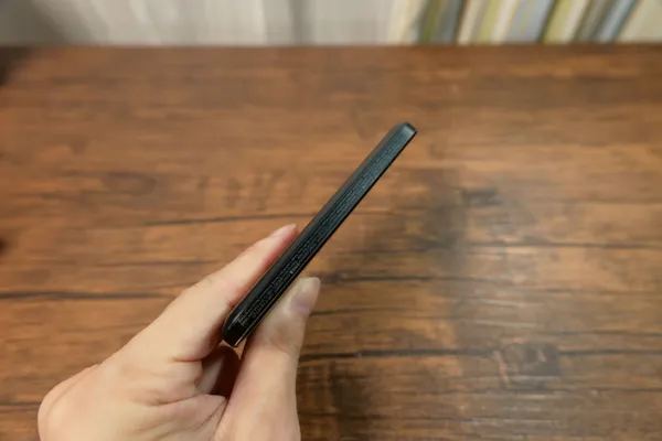 Anker Nano Power Bankを手で持って横から見た薄さ