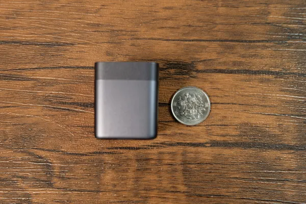 UGREEN Nexode Air 45Wと100円玉の大きさ比較