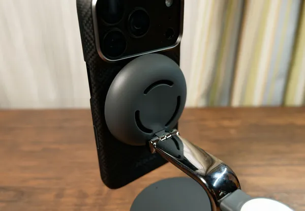 Belkin UltraCharge Pro 3-in-1の充電パッドにiPhone 18 Proを付けた背面側