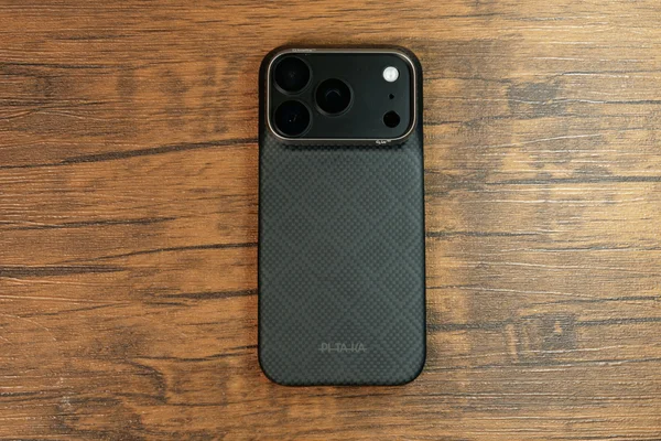 PITAKA Edge Caseを装着したiPhone 18 Proの背面