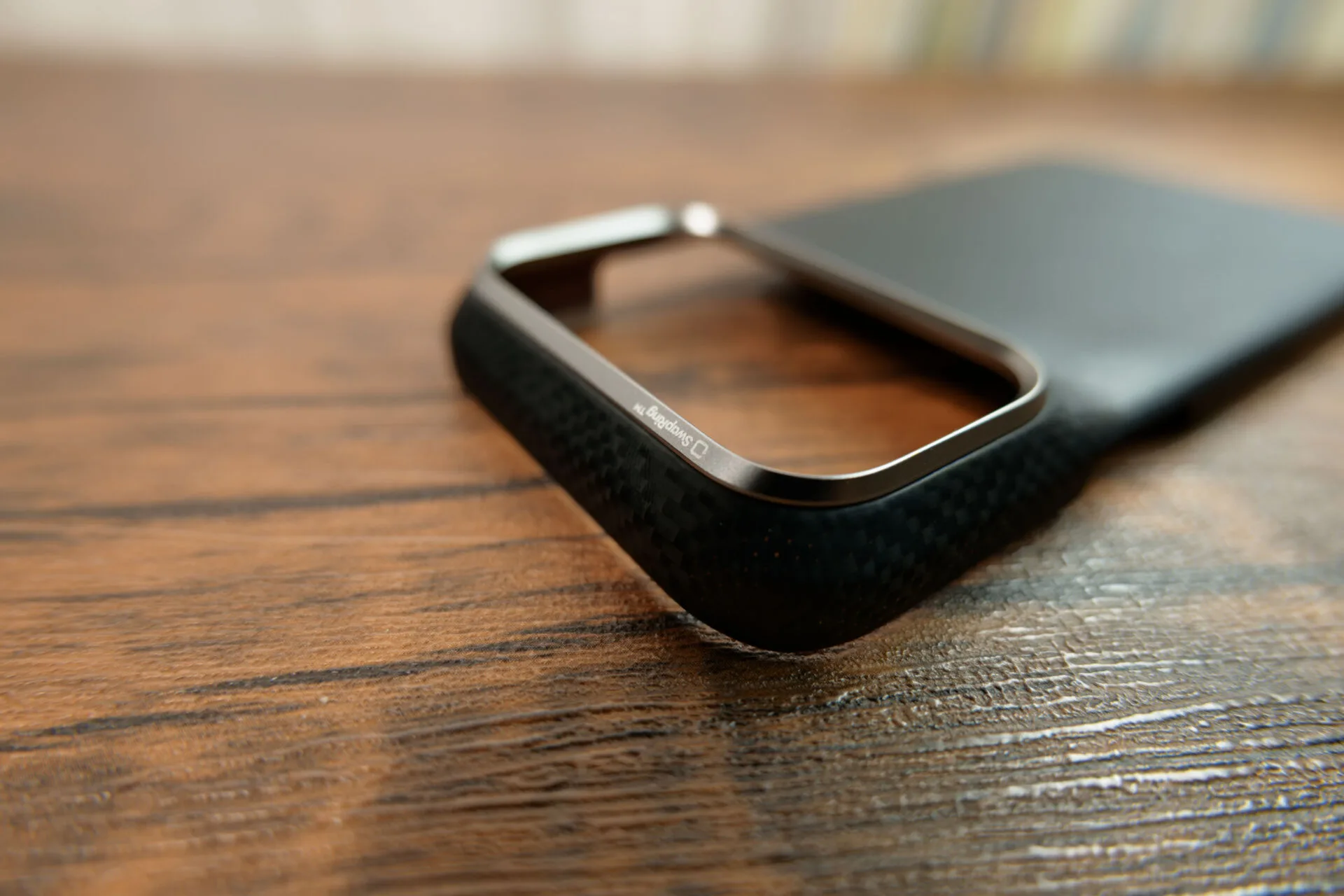 PITAKA Edge Caseのカメラ部分、金属ベゼルのクローズアップ