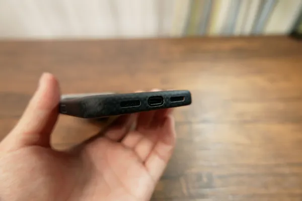 PITAKA Edge Caseを装着した状態で、端子部分の開口部を手に持って見せている