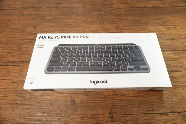 MX Keys Mini for Mac のパッケージ。白い箱にキーボード本体の写真が印刷されている