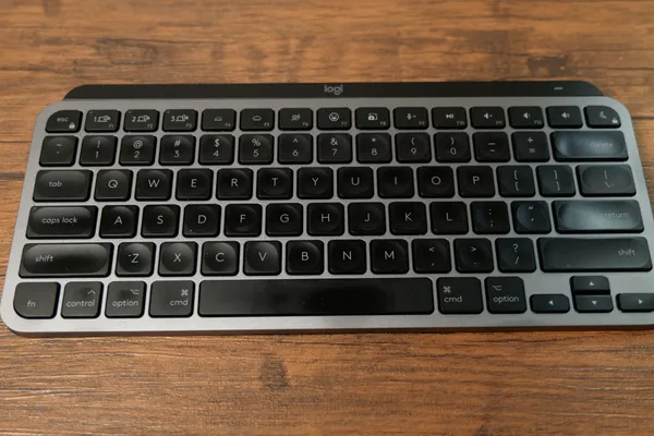 MX Keys Mini for Mac スペースグレーを正面から見た全体。US配列のキーが並んでいる