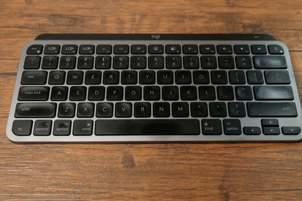 MX Keys Mini for Mac の本体。グレーの土台に黒いキーが並んでいる