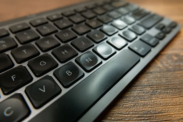 MX Keys Mini for Mac のキートップの接写。中央が丸くくぼんでいる
