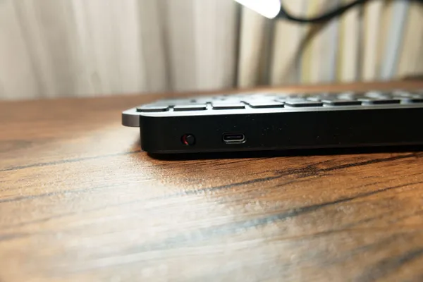 MX Keys Mini for Mac の背面にある電源スイッチと充電用のUSB Type-C端子
