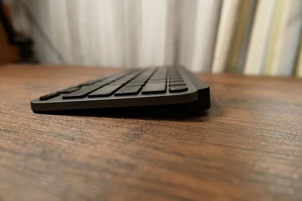MX Keys Mini for Mac を横から見たところ。手前が薄く、奥が高くなっている