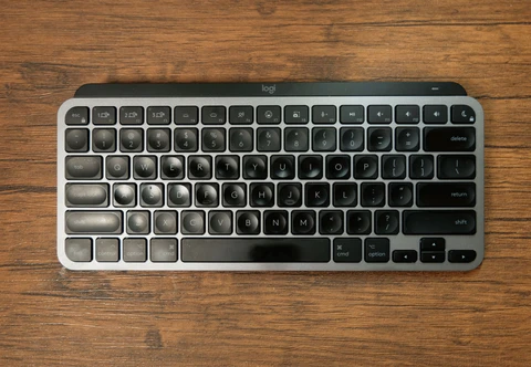 Logicool MX Keys Mini for Mac(スペースグレー・US配列)を木目のデスクに置いて真上から撮った全体