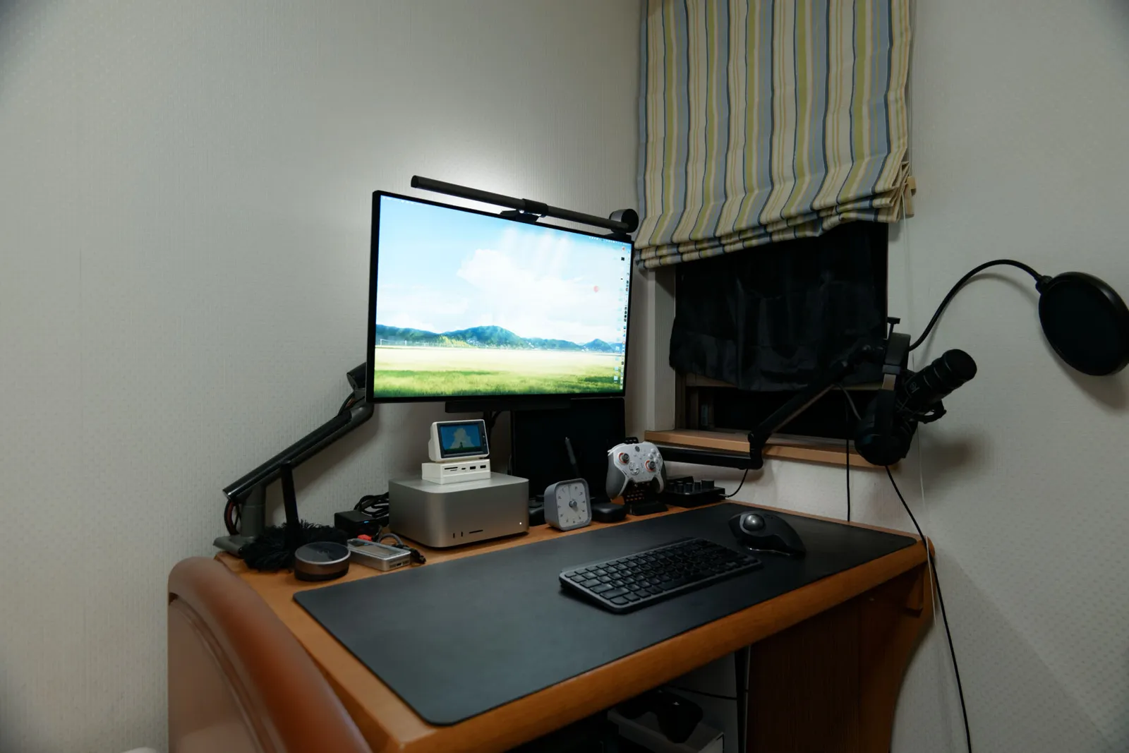 27インチのシングルモニター(Dell U2725QE)を1台だけ置いた趣味用のデスクを斜めから見たところ