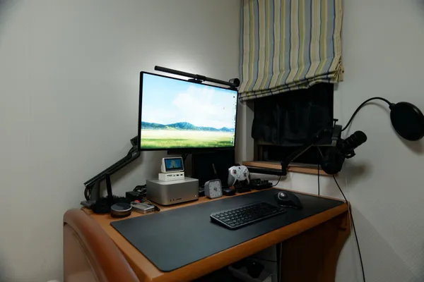 27インチのシングルモニター(Dell U2725QE)を1台だけ置いた趣味用のデスクを斜めから見たところ