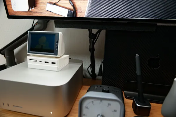 シングルモニターの下でまとめられたモニター裏のケーブルとMac Studio