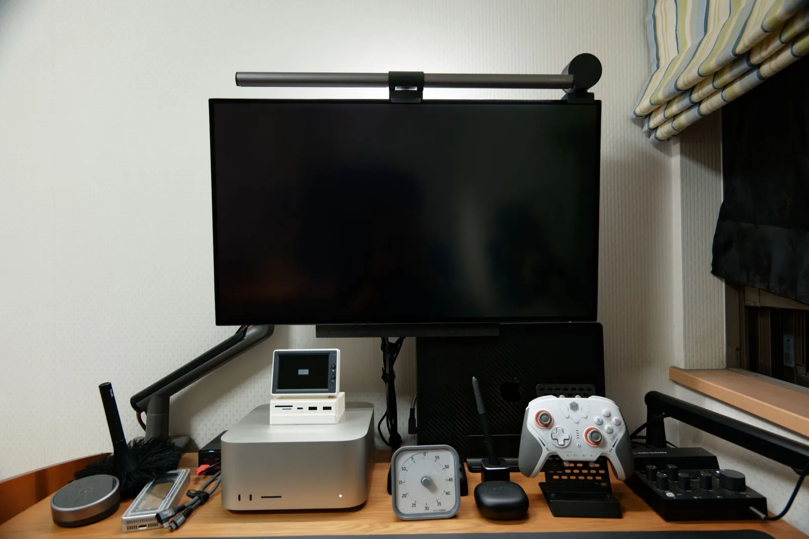 モニターアームに取り付けた27インチのモニター Dell U2725QE を正面から見たところ