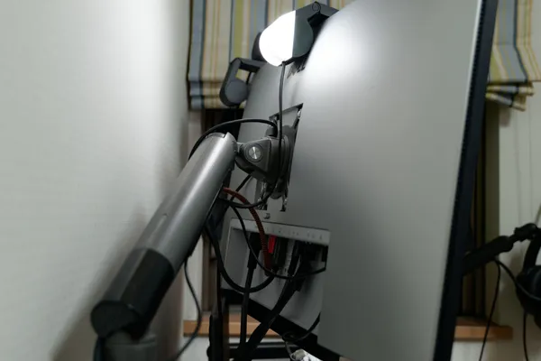 モニターの背面から見たモニターライトのクリップ部分と、本体から伸びるケーブル