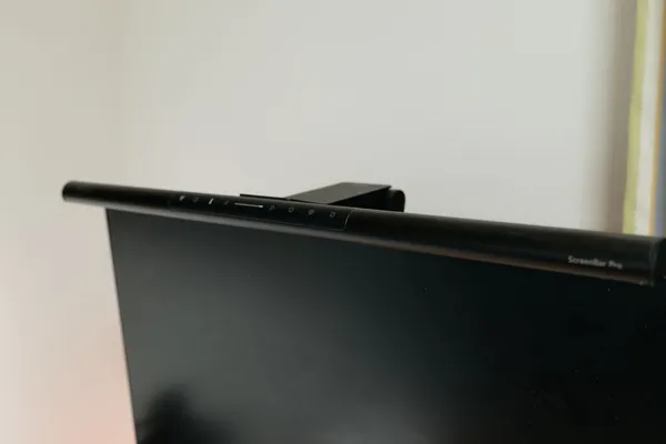 モニター上部に取り付けたBenQ ScreenBar Proの操作部