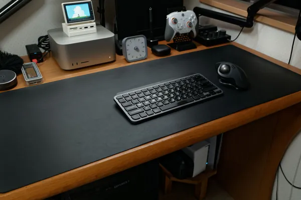 iCassoの黒い大型デスクマットを敷いた趣味用デスク。キーボードとトラックボールマウスを置いている