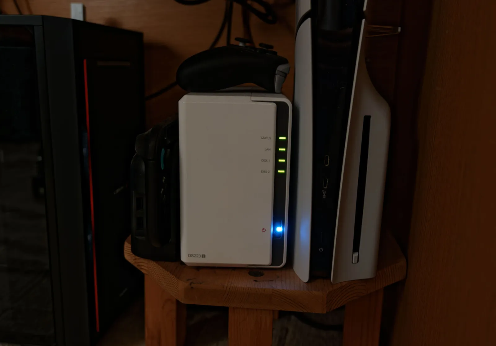 ランプが点灯しているSynology DS223jを正面から見たところ