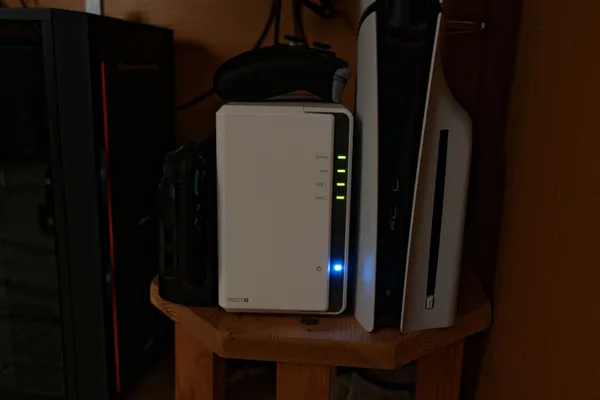 ランプが点灯しているSynology DS223jを正面から見たところ